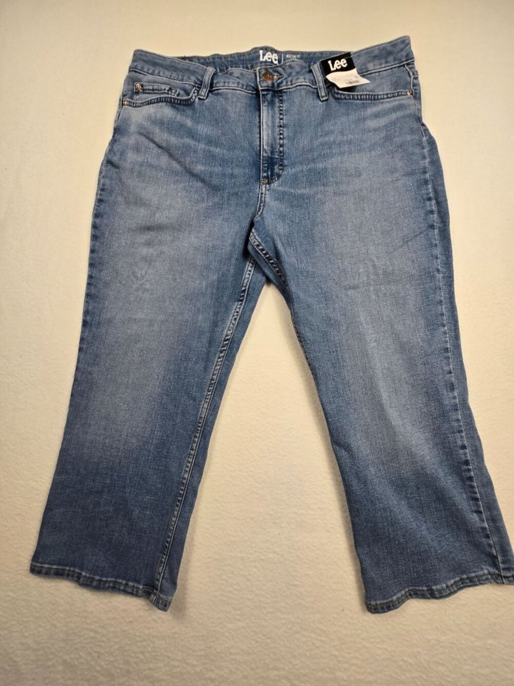 NWT Lee Womens Mid Rise Capri Jeans Size 18M Light Wash Denim Regular Fit